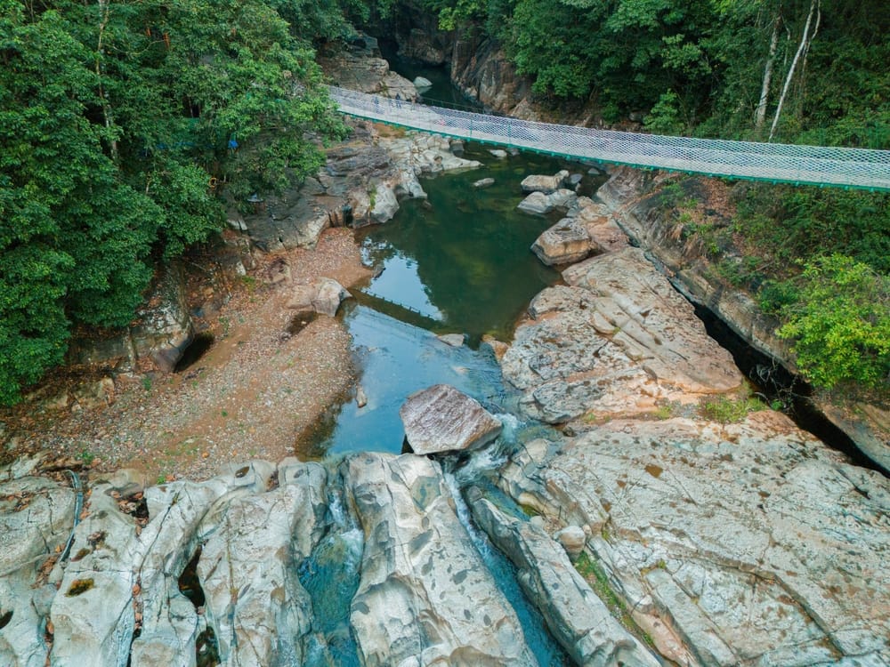 Drone udsigt over Cunca Wulang Canyon River med hængebro i West Manggarai, Flores, Indonesien.
