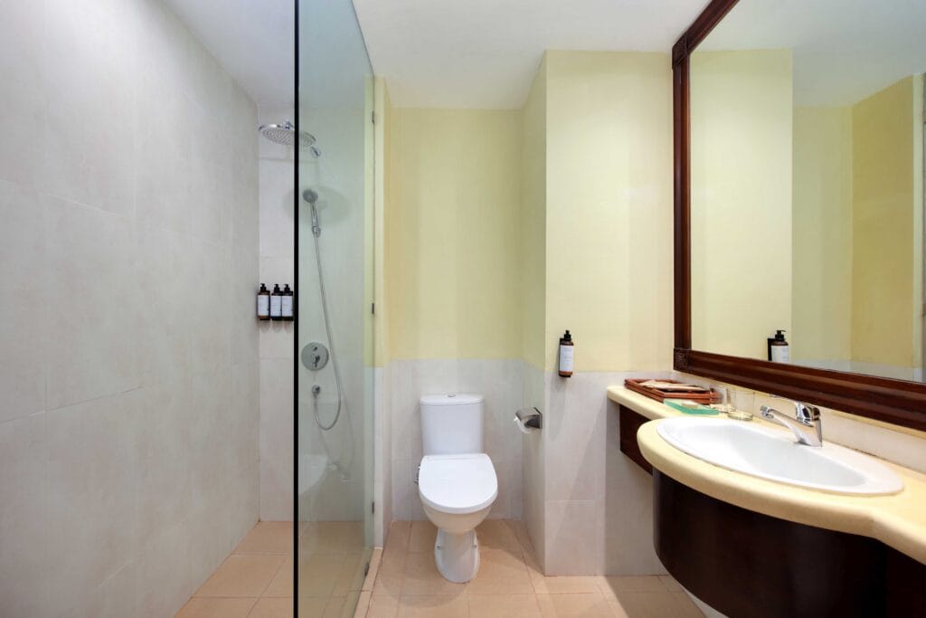Badeværelse på deluxe værelser på Mercure Resort Sanur