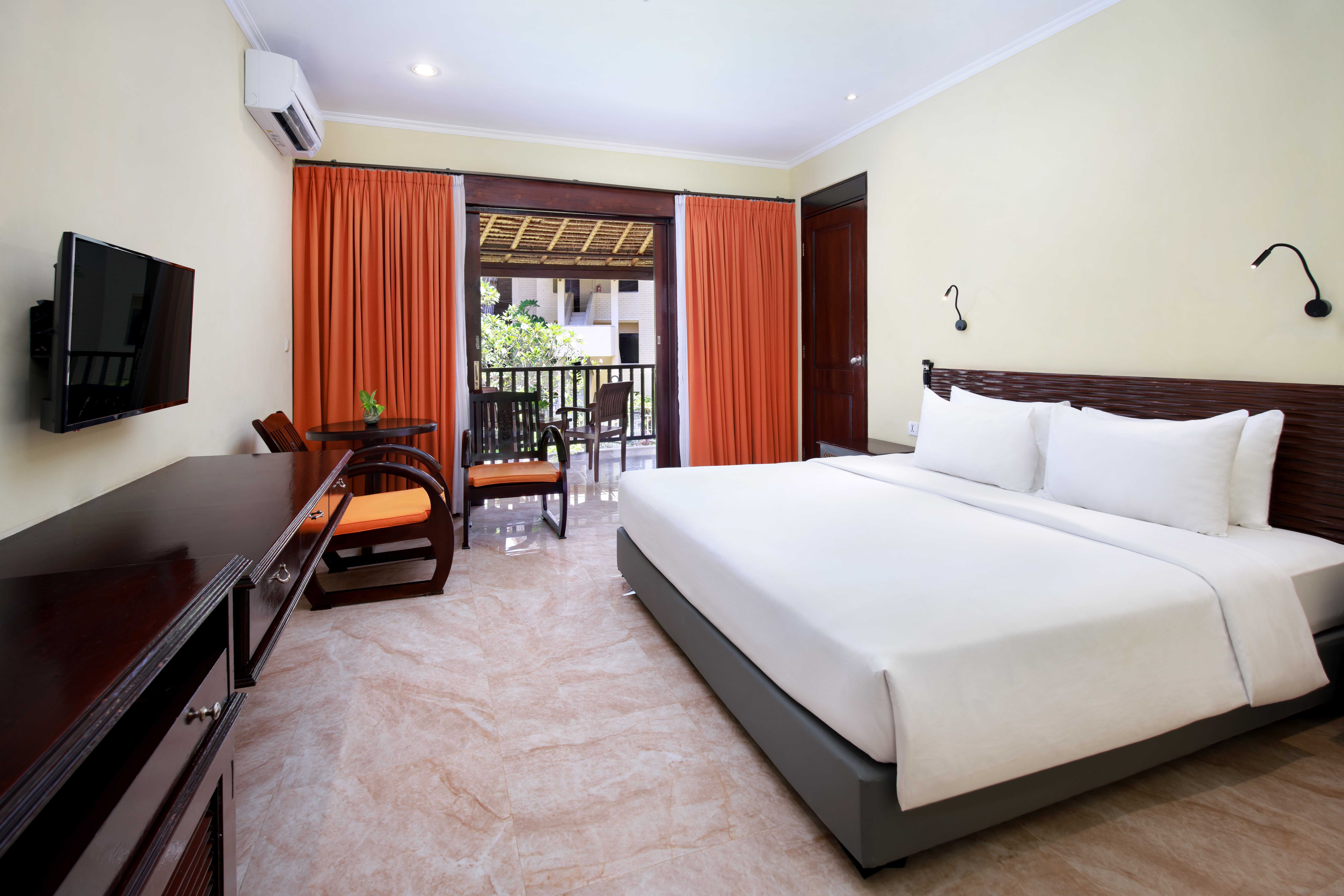 Dejlig kingsize seng ved Mercure Resort Sanur.