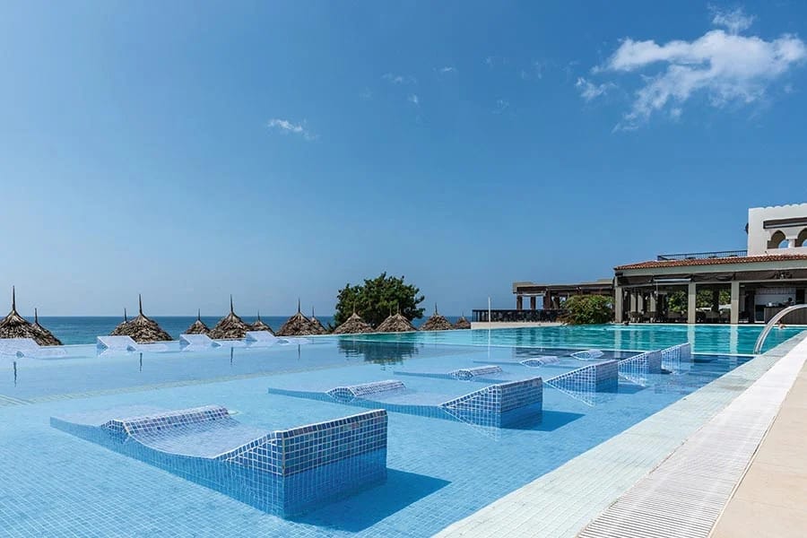 Infinitypool på RIU Palace Zanzibar med udsigt over Det Indiske Ocean – et fredfyldt sted til afslapning efter safari.