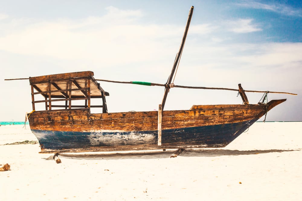 Fiskebåd på Zanzibars smukke hvide strande