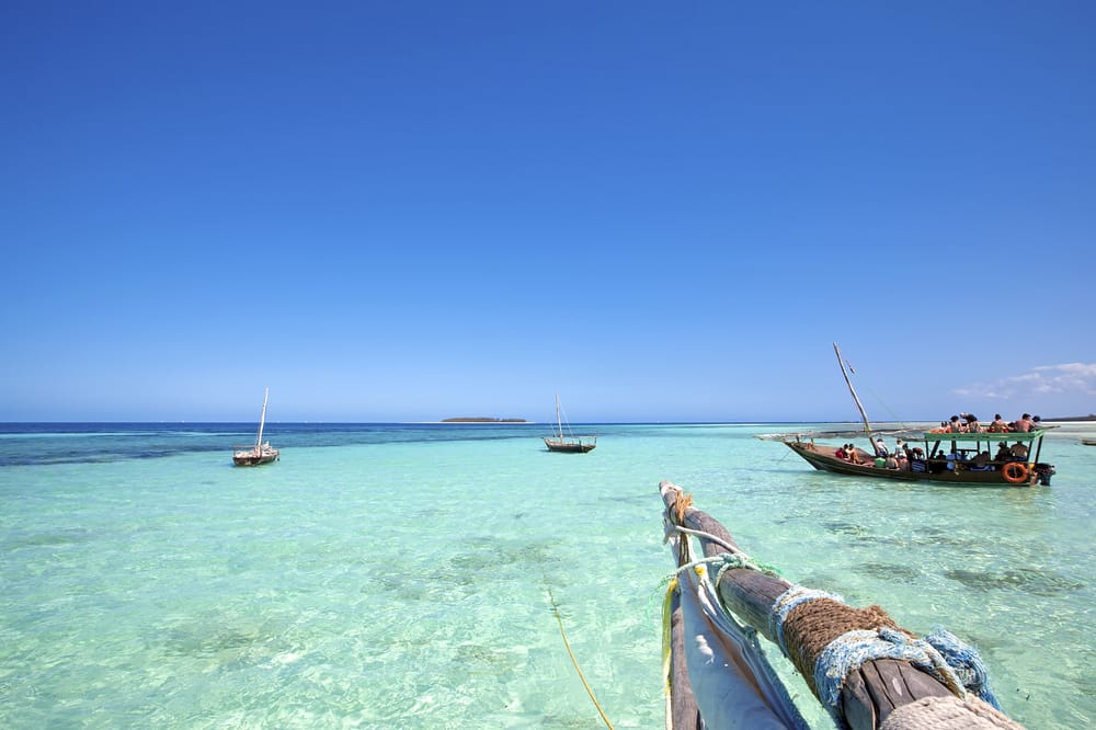 Krystalklart vand ved en strand på Zanzibar