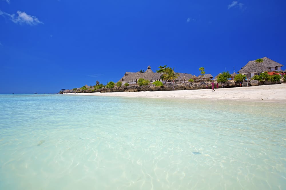 Smukt klart vand på stranden ved Zanzibar