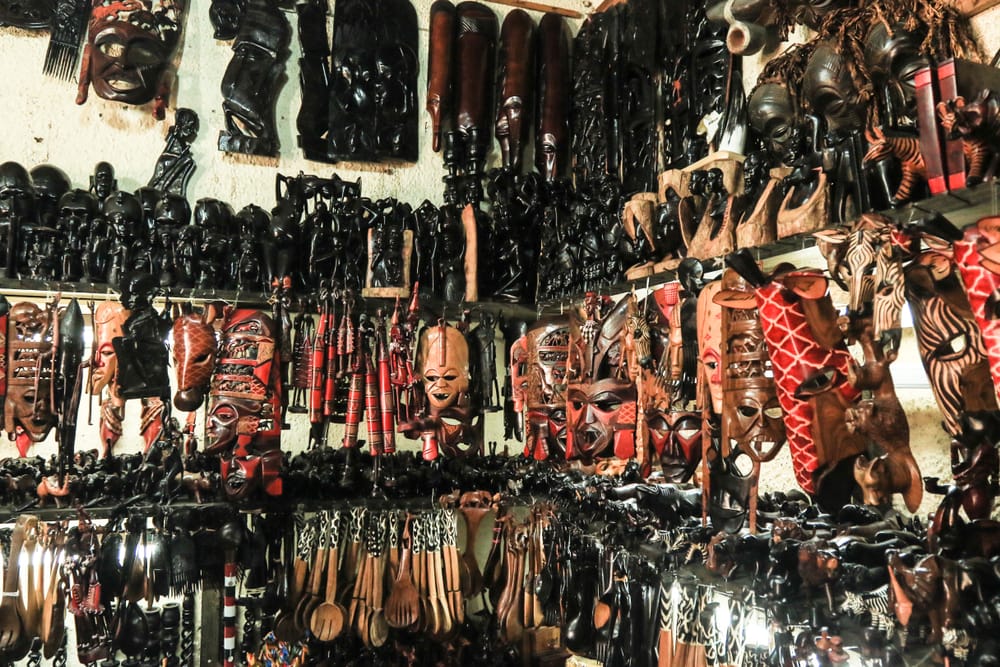 Lokalt håndværk og souvenirs i en lille butik i Stone Town på Zanzibar – unikke træfigurer, smykker og kunst fra øen.