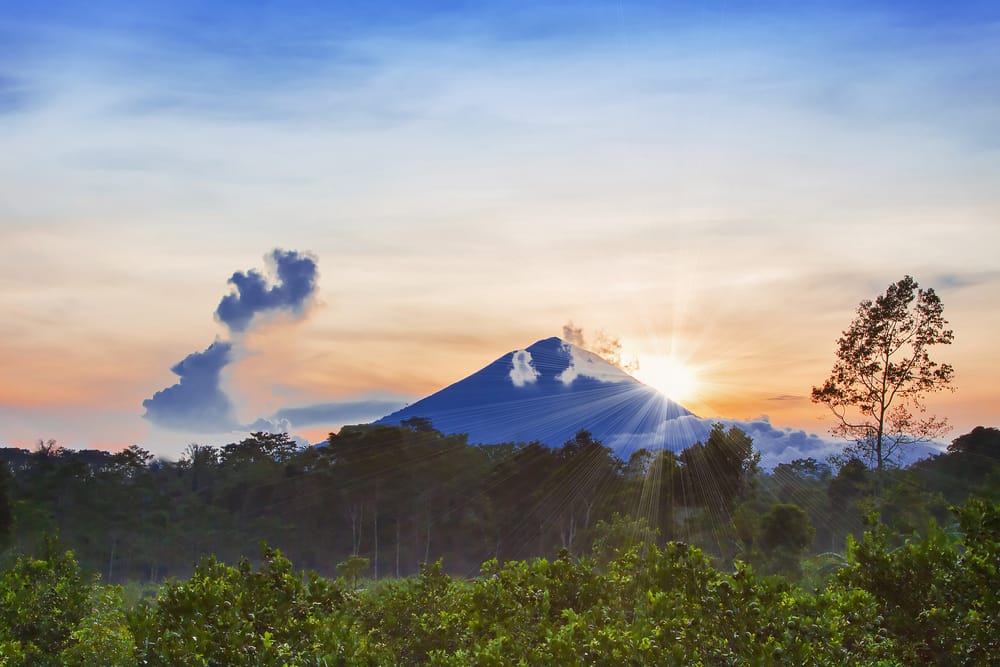 Mount Agung på Bali, Indonesien, set ved solopgang med klare farver og fredfyldt himmel.