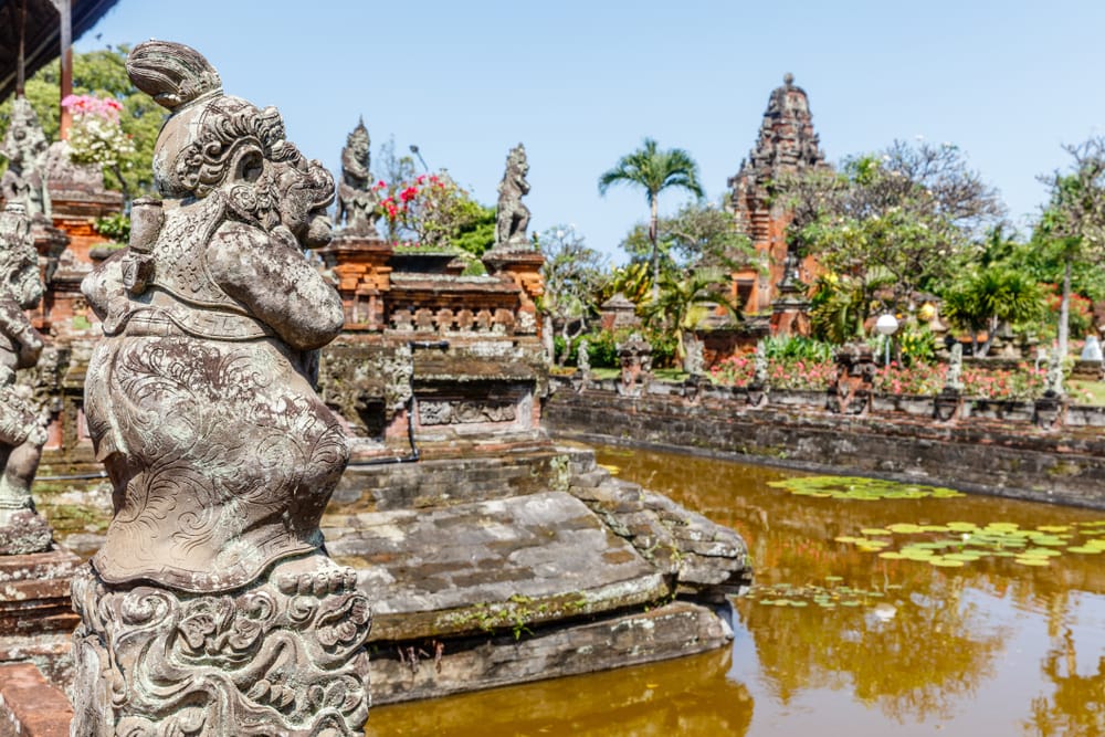 Udskårne stenstatuer ved Taman Gili Kertha Gosa, Semarapura, Klungkung, Bali, Indonesien – en del af det historiske kongelige palads.