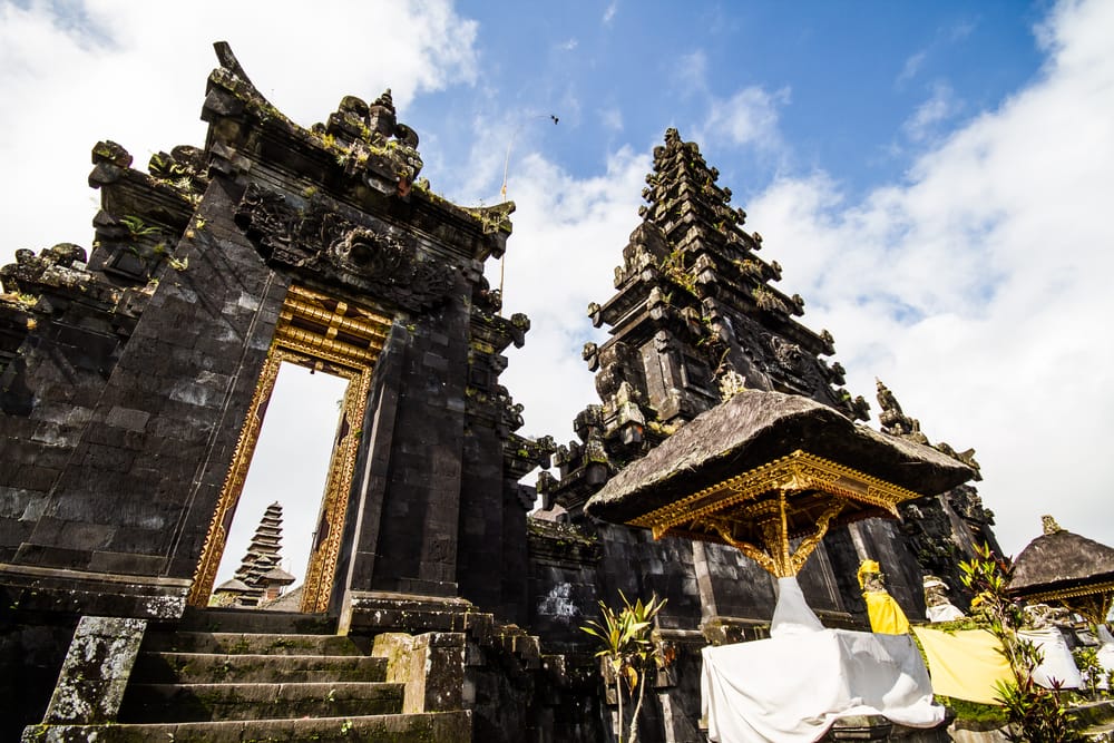 Besakih-templet på skråningen af Mount Agung – Balis helligste tempel med en storslået udsigt og dyb åndelig betydning.