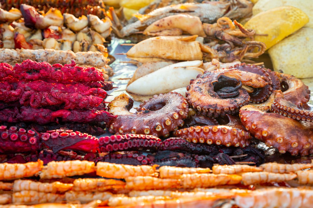 Frisk fisk og skaldyr på marked i Zanzibar – duften af hav og lokale råvarer på øens livlige streetfood-markeder.