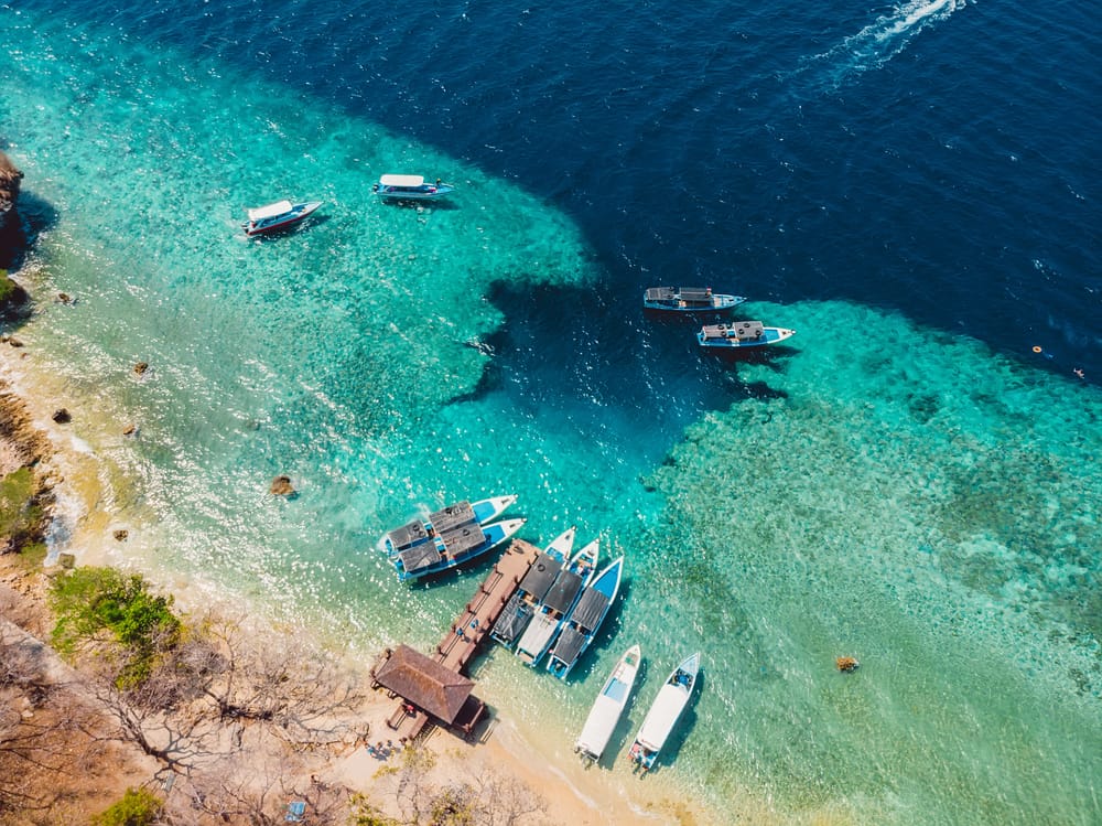 Turkisblåt hav og rolige bølger – både vugger stille ved molen og indbyder til eventyr på Balis kyst.