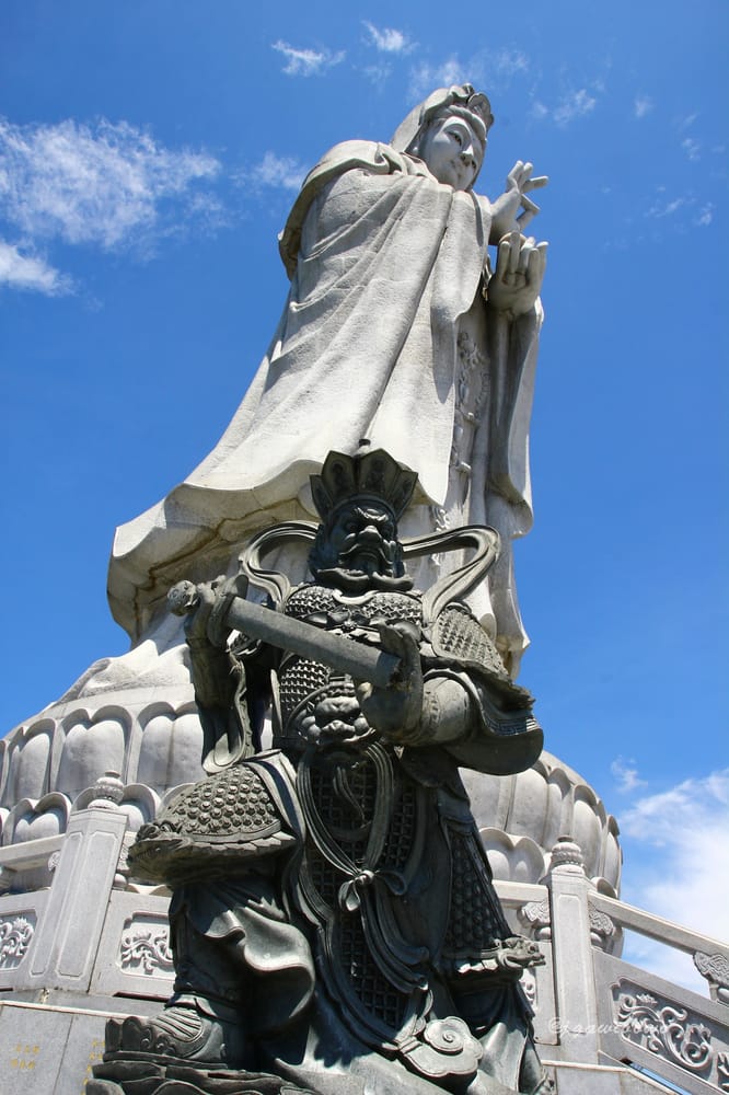 Den imponerende Kwan Im-statue i Pematang Siantar, Nordsumatra – et symbol på medfølelse og fred midt i byens liv.