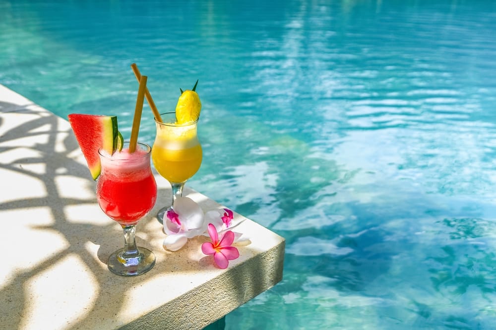 Tropiske cocktails ved poolen på Sheraton Senggigi Beach Resort, Lombok, Indonesien.