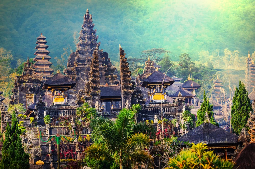 Pura Besakih-templet på Bali, Indonesien, med traditionelle pagoder og Mount Agung i baggrunden.