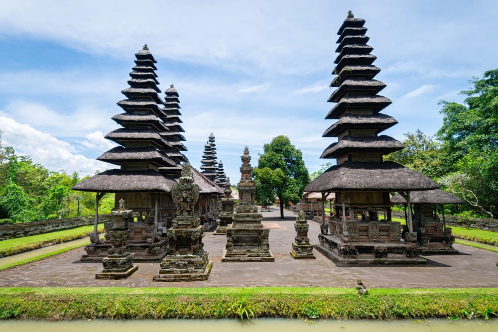 Udsigten til Taman Ayun-templet – et harmonisk møde mellem natur, vand og Balis spirituelle arkitektur.