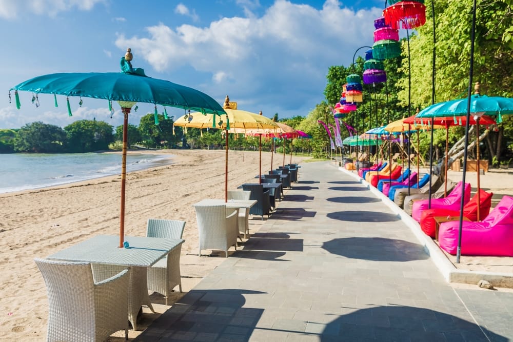 Strandcafé med farverige parasoller ved stranden i Nusa Dua, Bali, Indonesien.