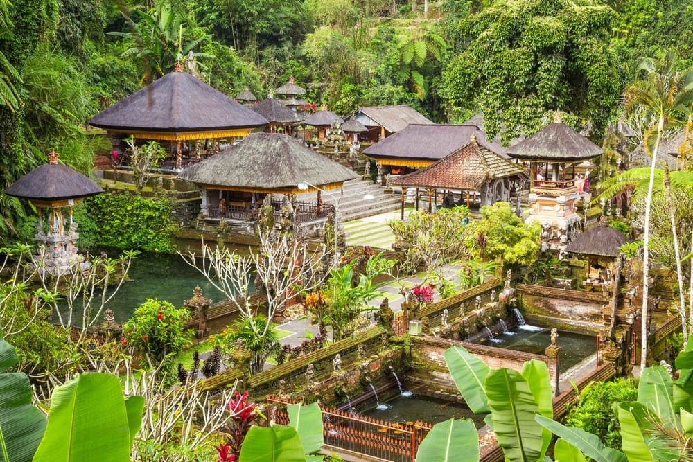 Udsigten til Pura Tirta Empul – Balis hellige vandtempel, hvor pilgrimme renser sjælen i de krystalklare kilder.