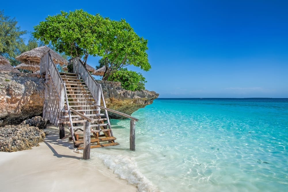 Sand og hav ved en strand på Zanzibar.
