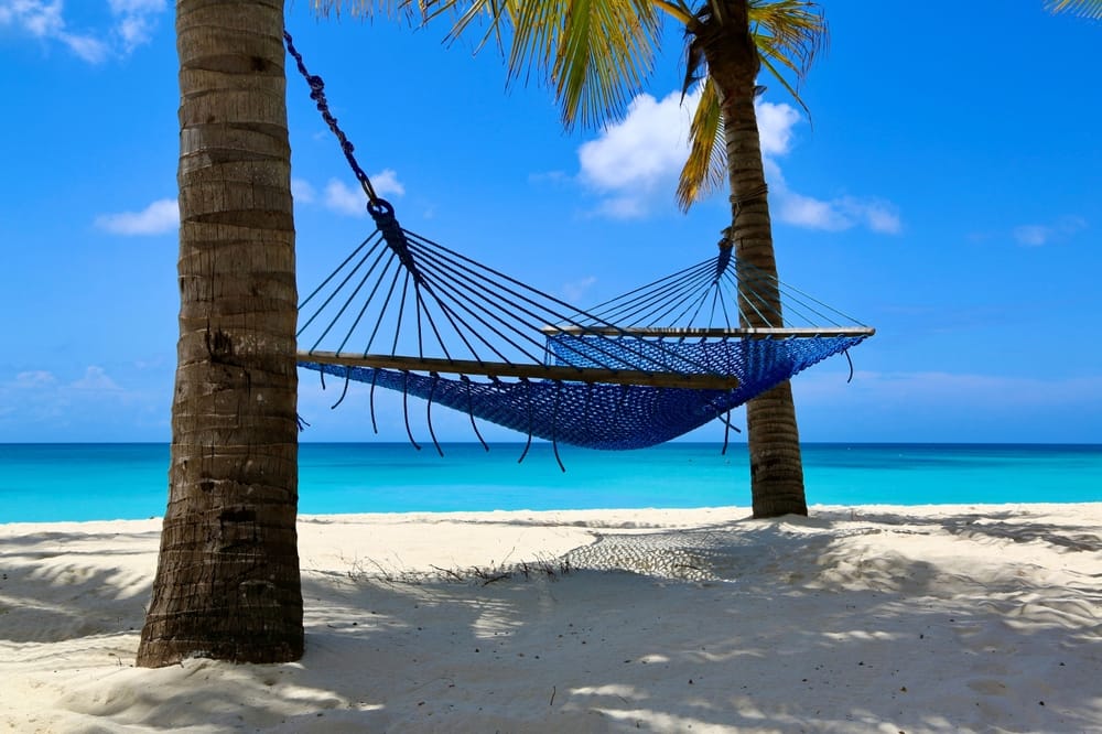 Hængekøje på stranden i Kendwa på Zanzibar – ro, palmer og turkisblåt hav på øens vestkyst.