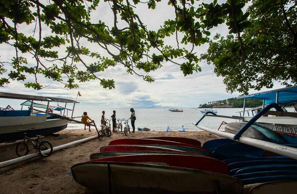 Senggigi Beach på Lombok, Indonesien, med hvidt sand, turkis hav og grønne palmer i West Nusa Tenggara-regionen.
