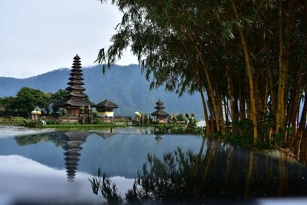 Udsigten over Lake Buyan – et stille øjeblik mellem skyer og jungle i Balis højland.
