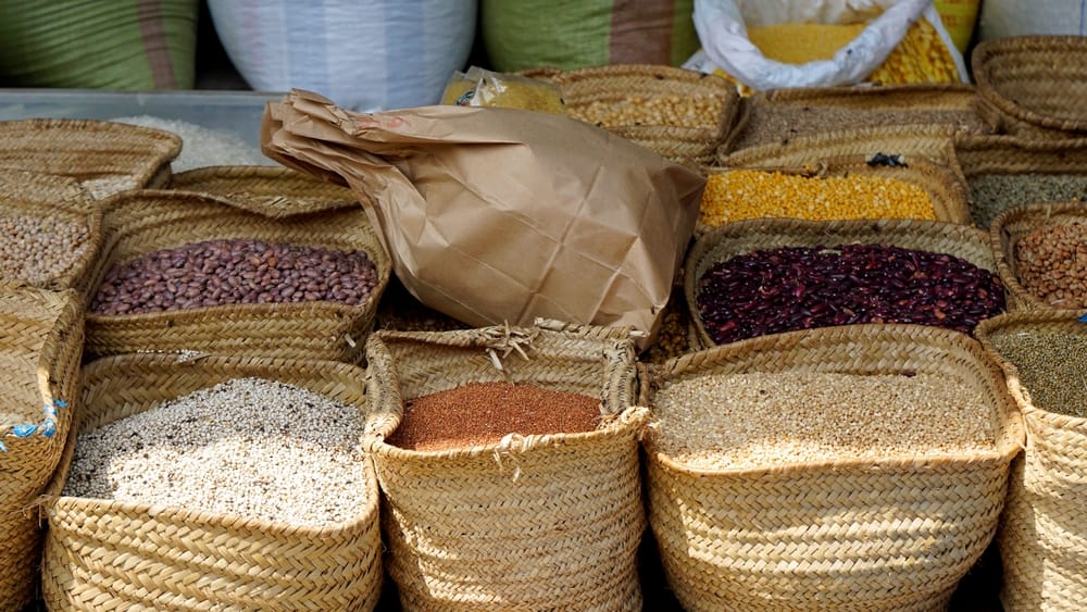 Friske krydderier på markedet i Stone Town på Zanzibar, med farverige bunker af kanel, nelliker og gurkemeje.