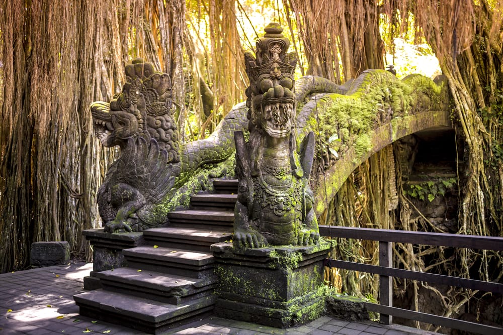Drageskulptur på broen i Monkey Forest, Ubud – et mytisk symbol midt i junglens grønne ro.