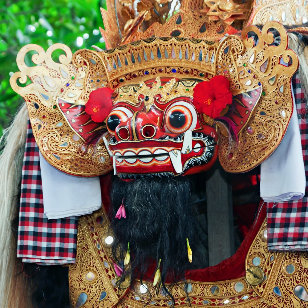 Barong- og Kris-dans på Bali, Indonesien, med dansere i farverige masker og traditionelle kostumer.