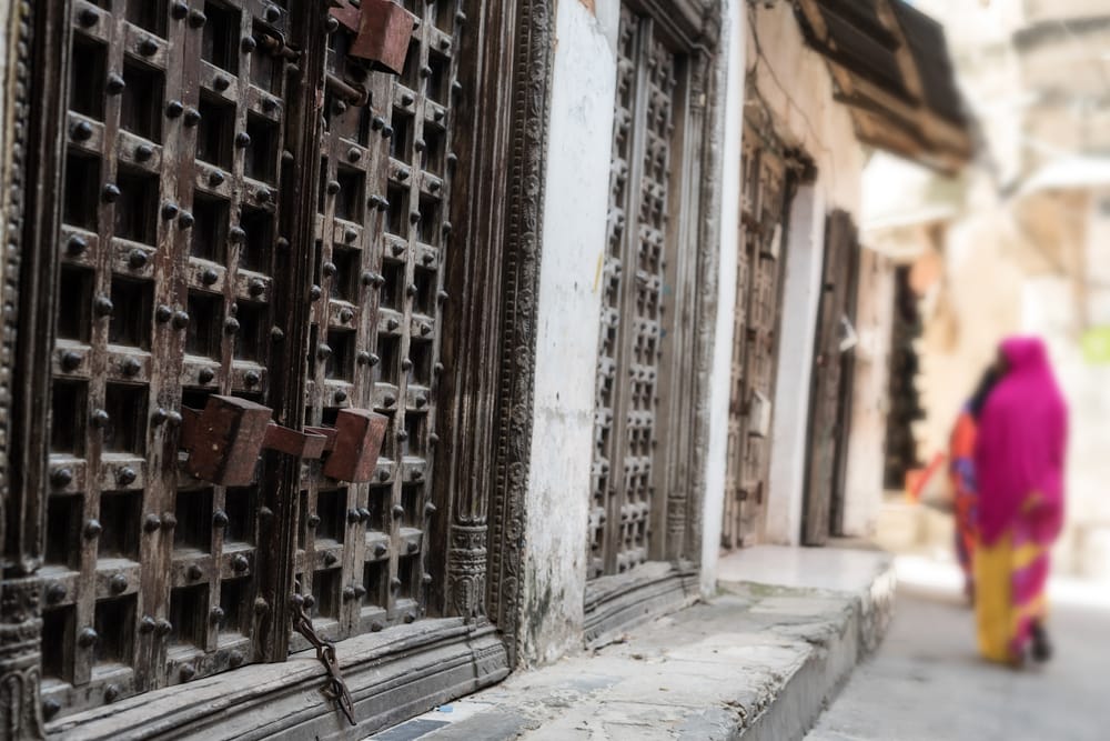 Typisk gade i Stone Town på Zanzibar