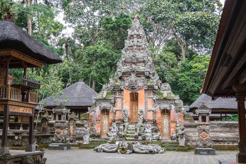 Gammelt tempel i Monkey Forest, Ubud – et mystisk sted, hvor natur og åndelighed smelter sammen blandt mosklædte ruiner.