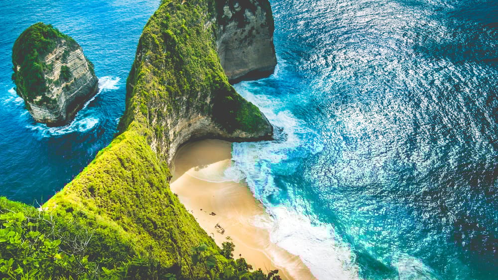 Kelingking Beach på Nusa Penida – et af Balis mest ikoniske udsigtspunkter med dramatiske klipper og turkist vand ved Manta Bay.
