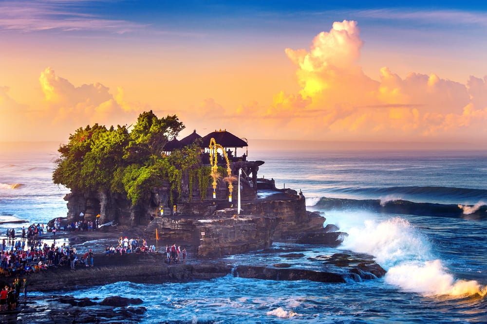 Tanah Lot-templet på Bali – et af øens mest ikoniske havtempler, dramatisk placeret på en klippe i havet.