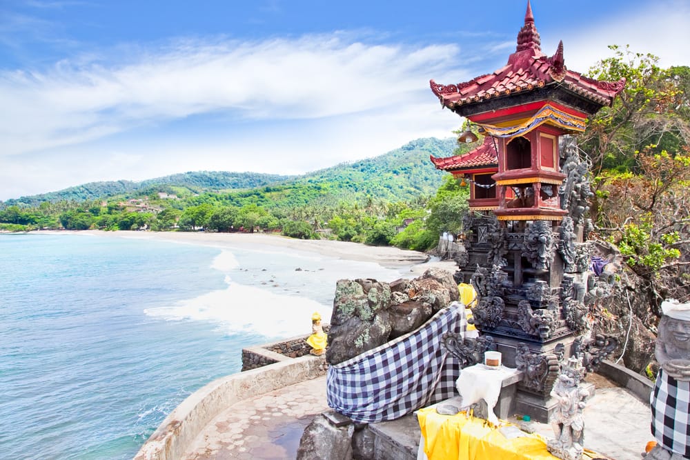 Pura Batu Bolong Temple på Lombok, Indonesien – hinduistisk tempel bygget på en klippe med udsigt til havet.