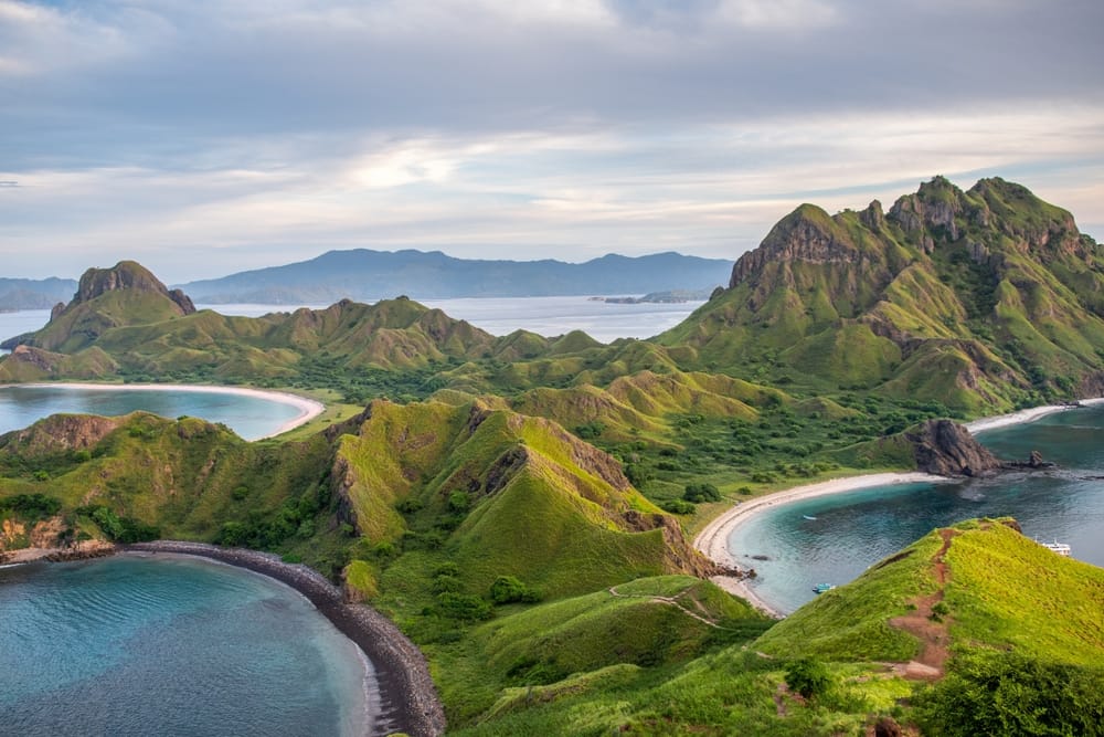 Udsigt over Padar Island, Komodo National Park, Indonesien, med grønne bjerge og blå bugter.