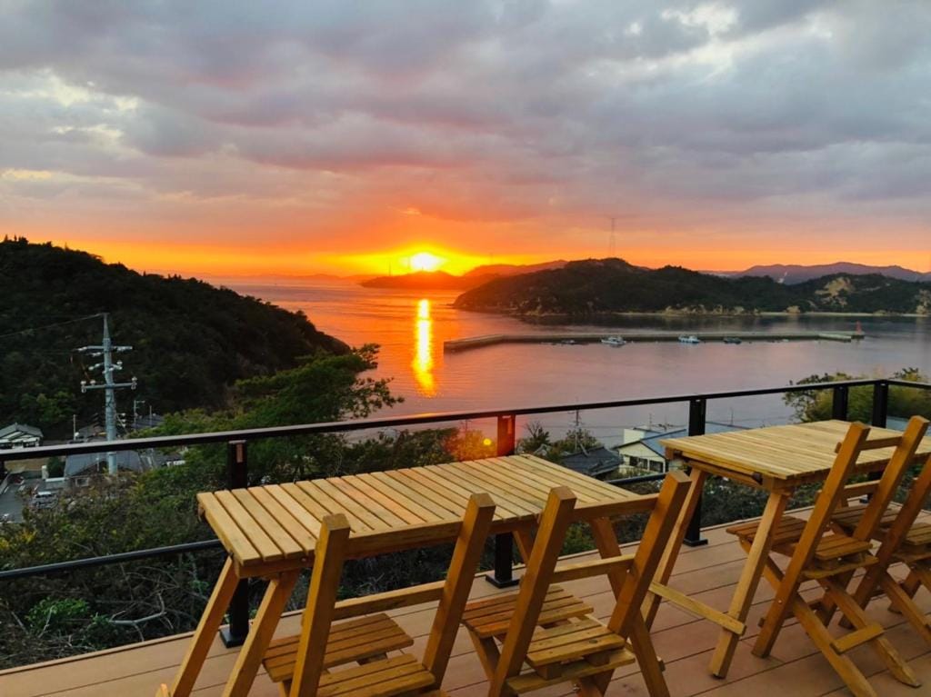 Terrasseudsigt fra My Lodge Naoshima med havpanorama, blå himmel og øerne i Seto-indhavet i Japan.