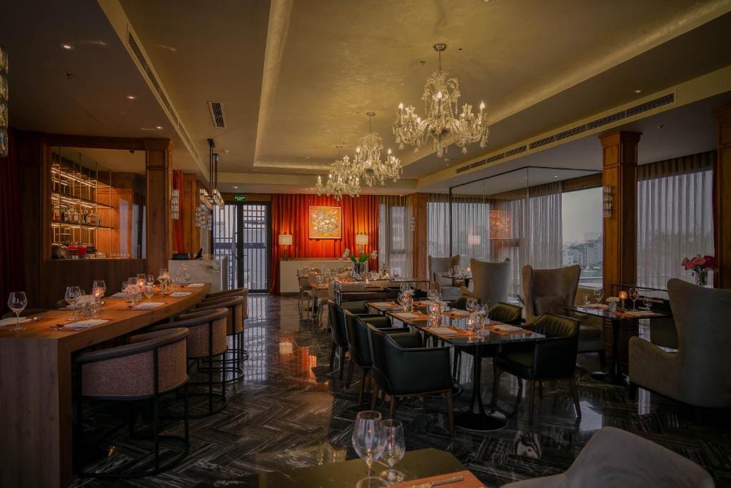 Eksklusiv restaurant med krystallysekroner og elegant indretning på Le Jardin Haute Couture i Hanoi.