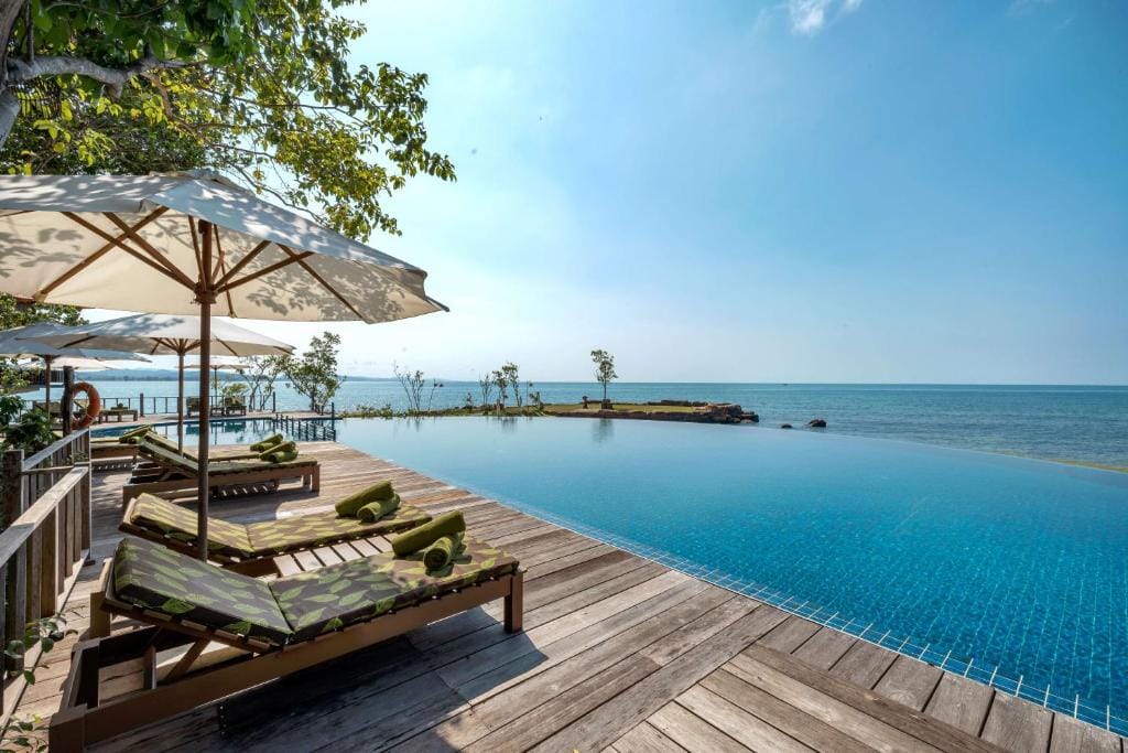 Poolområde ved Green Bay Phu Quoc Resort