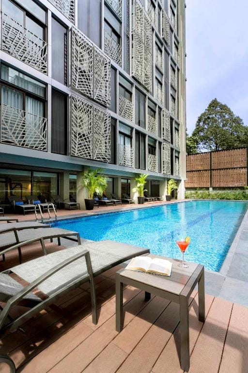 Poolområde på Sila Urban Living i Ho Chi Minh City med liggestole og moderne facade