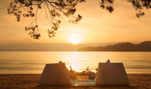 Gaya Island Resort strand med solnedgang