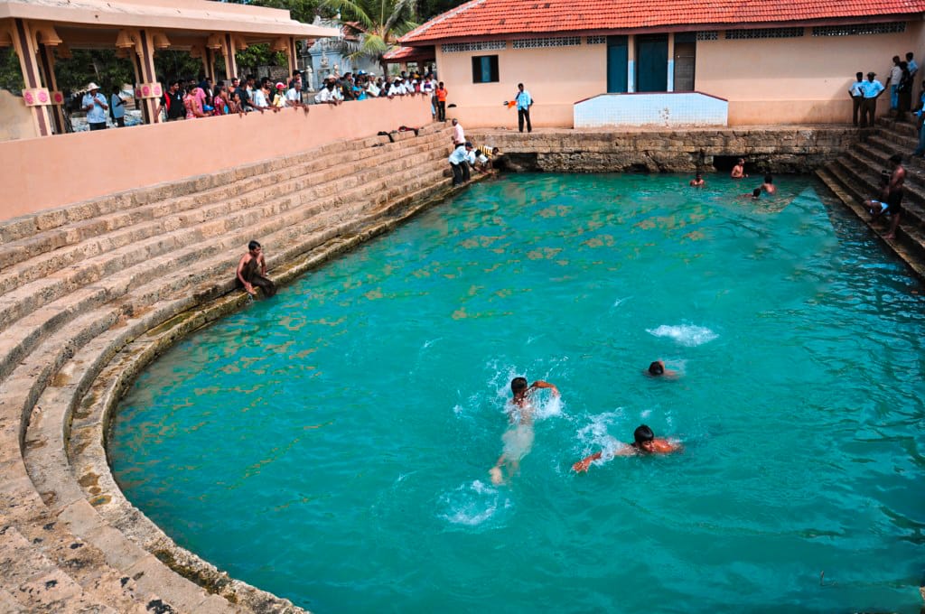 Keerimalai et stemningsfuldt havbassin nord for Jaffna hvor det klare vand og de fredelige omgivelser skaber en særlig atmosfære ved klippekysten