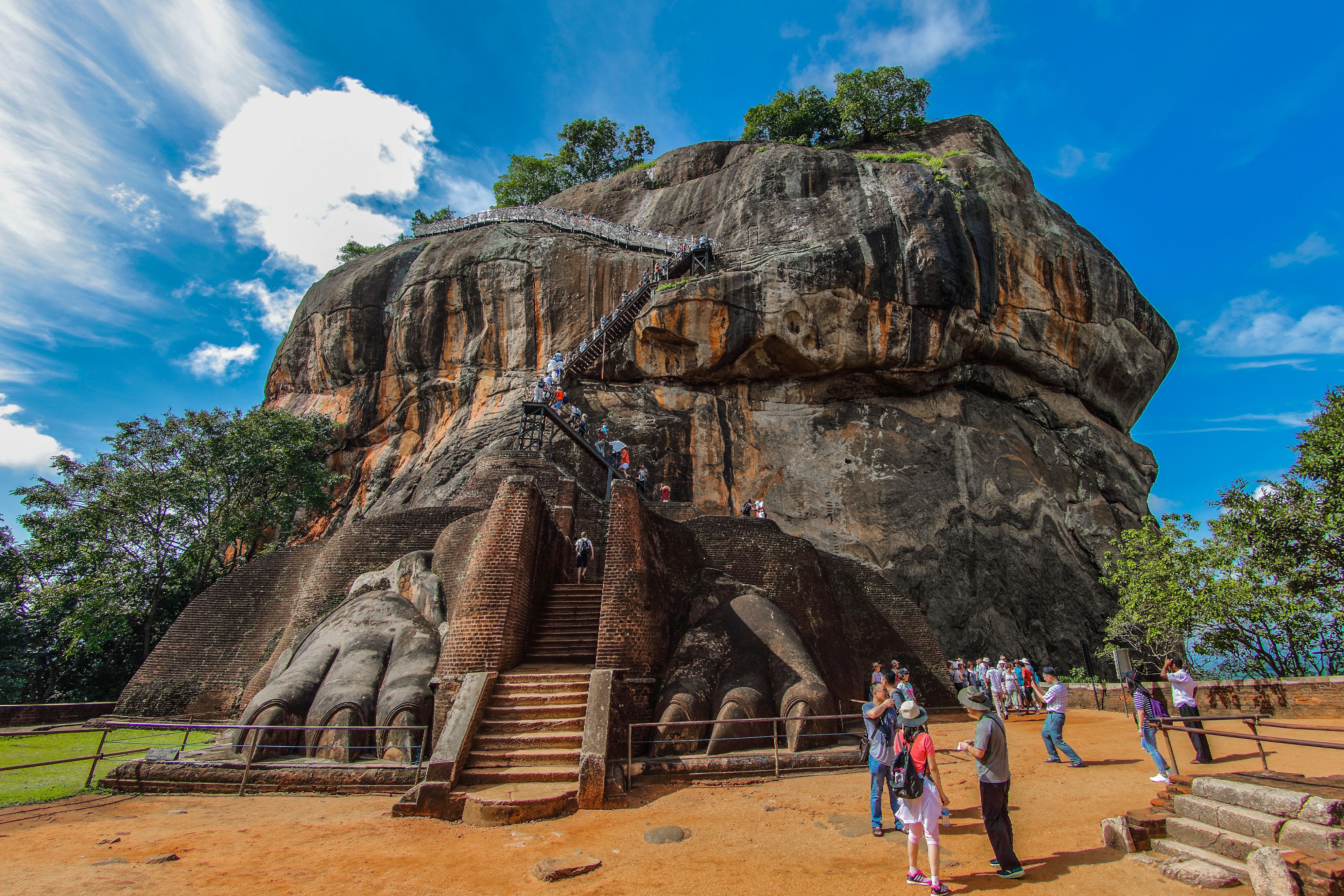 Løveporten ved Sigiriya hvor de enorme udhuggede løvepoter markerer begyndelsen på opstigningen til klippefæstningens øvre terrasser og udsigtspunkter