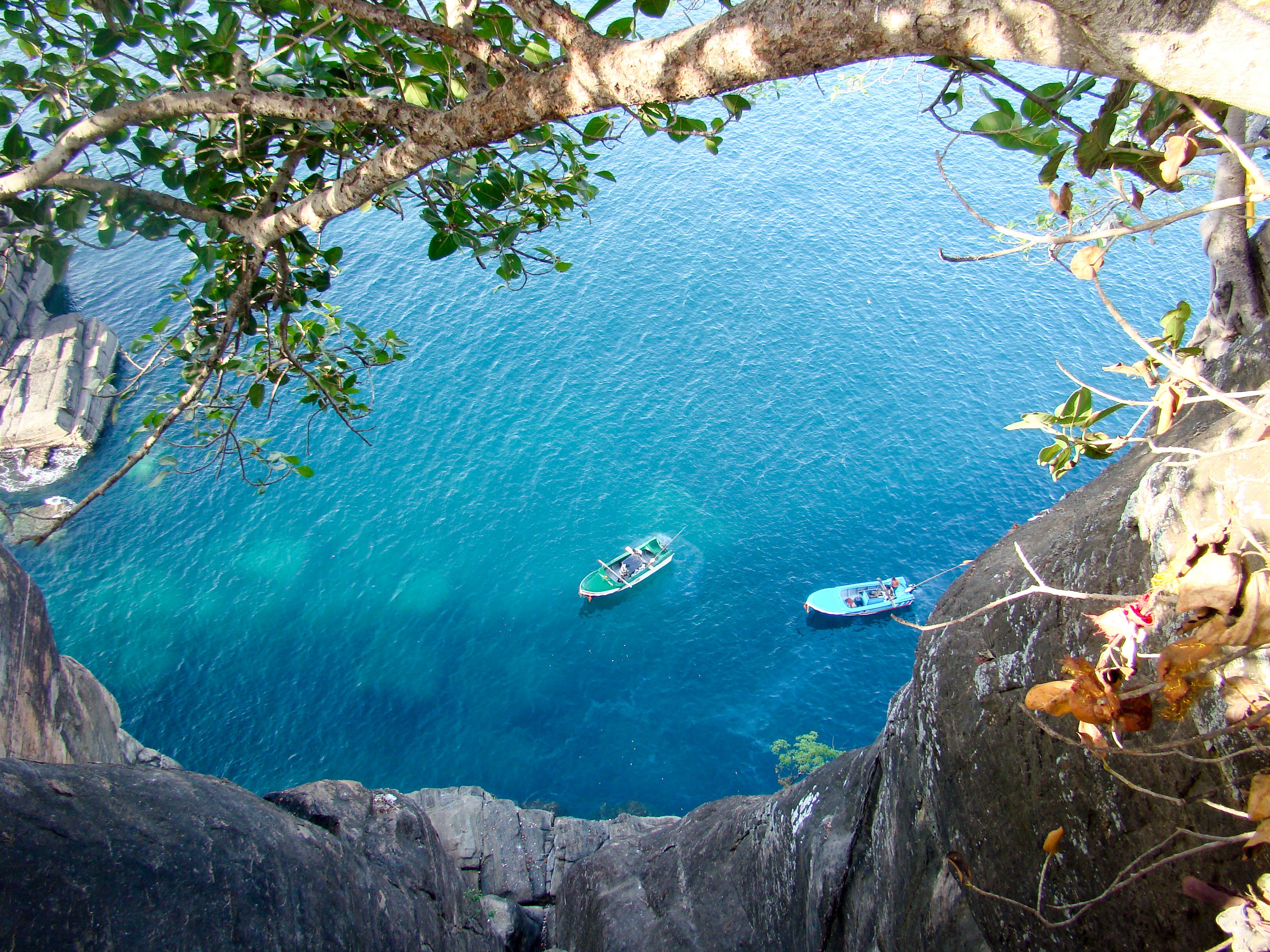 Thirukoneswaram et stemningsfuldt og historisk hinduistisk tempel i Trincomalee smukt placeret på klipperne med udsigt over havet og kendt for sin rolige atmosfære og rige kulturarv