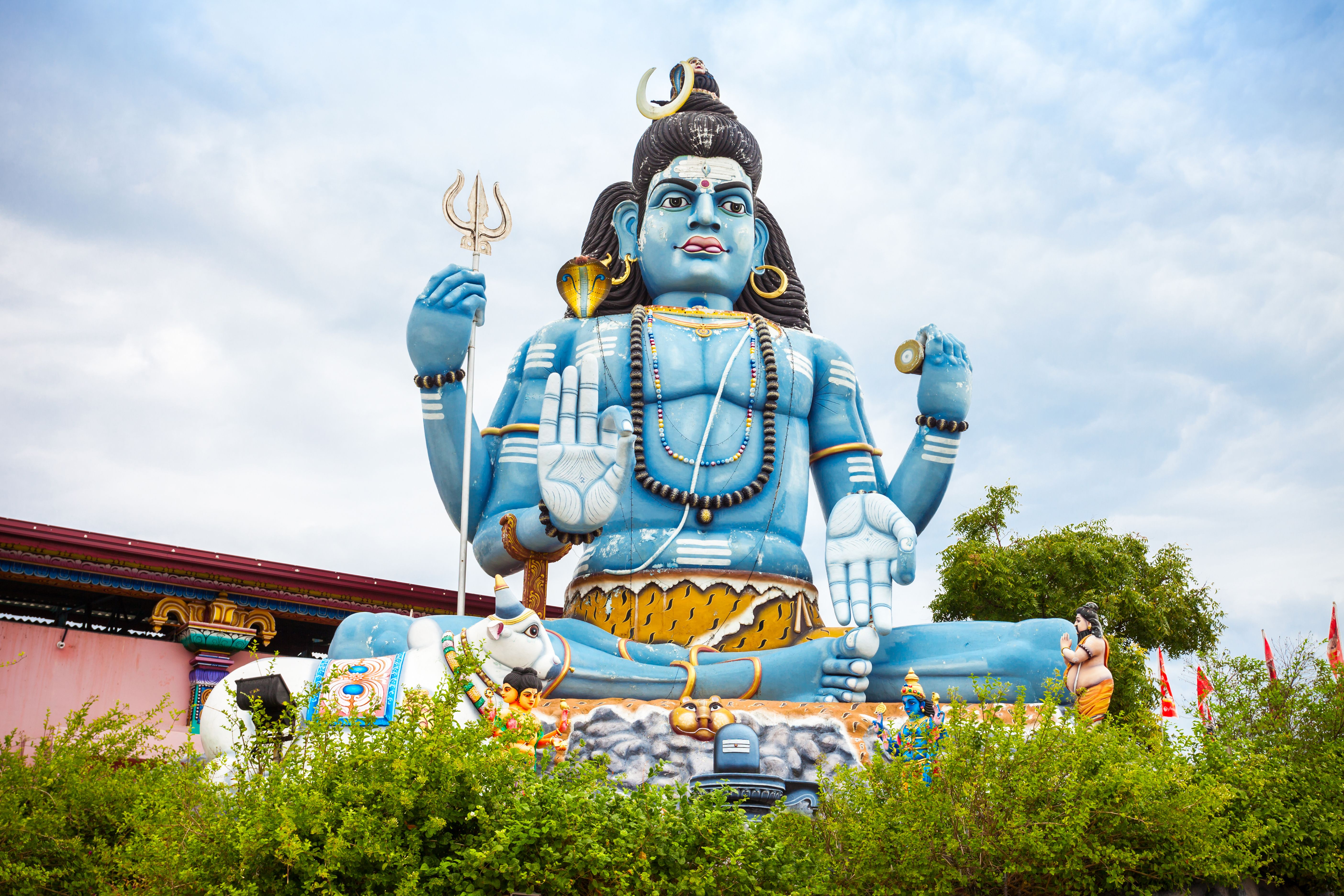 Blå Shiva-statue ved Koneshwaram-templet i Trincomalee omgivet af hinduistiske figurer.
