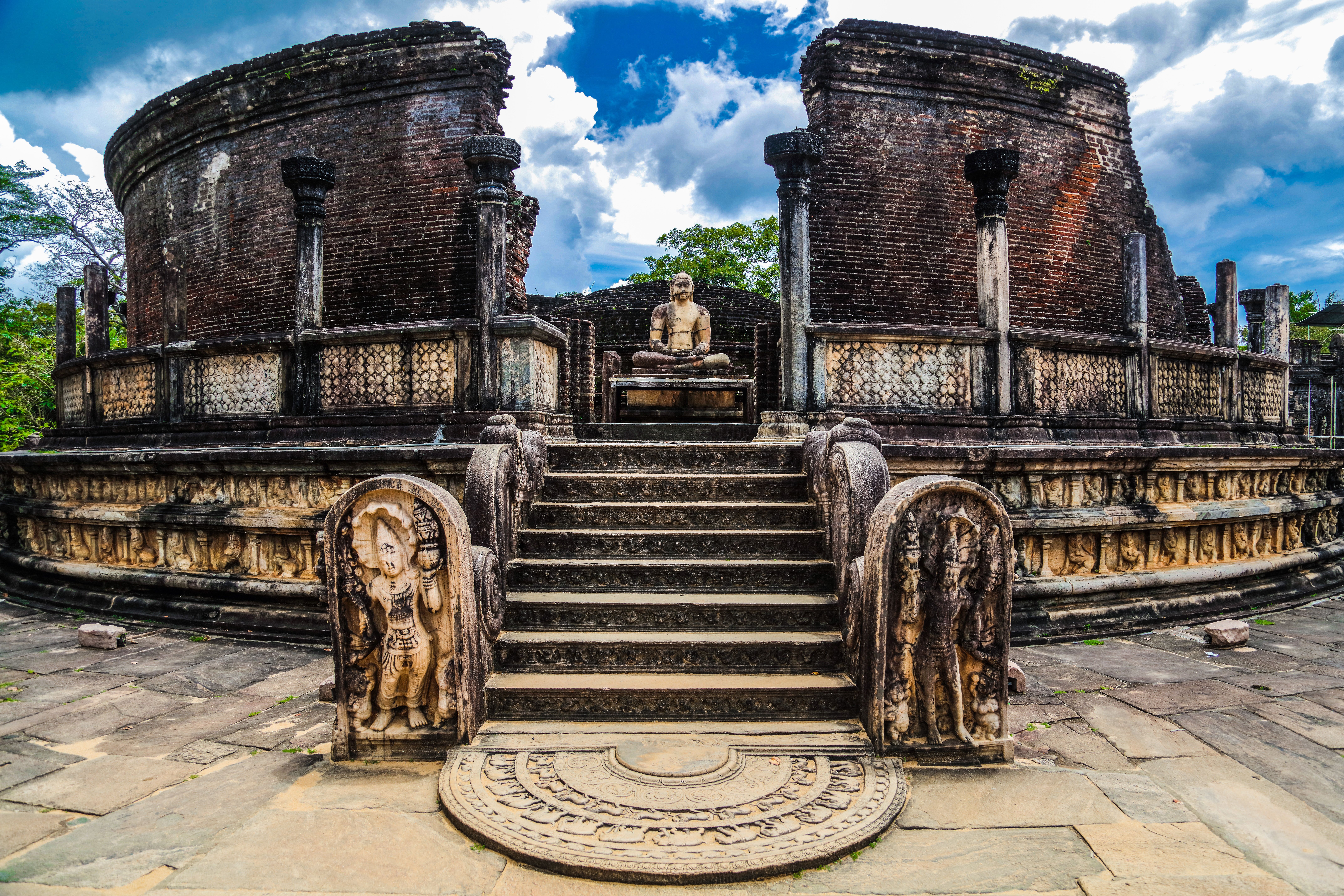Vatadage en smuk cirkelformet helligdom i Polonnaruwa kendt for sine stenudsmykninger og den karakteristiske trappe der fører ind til det centrale buddhastatueområde