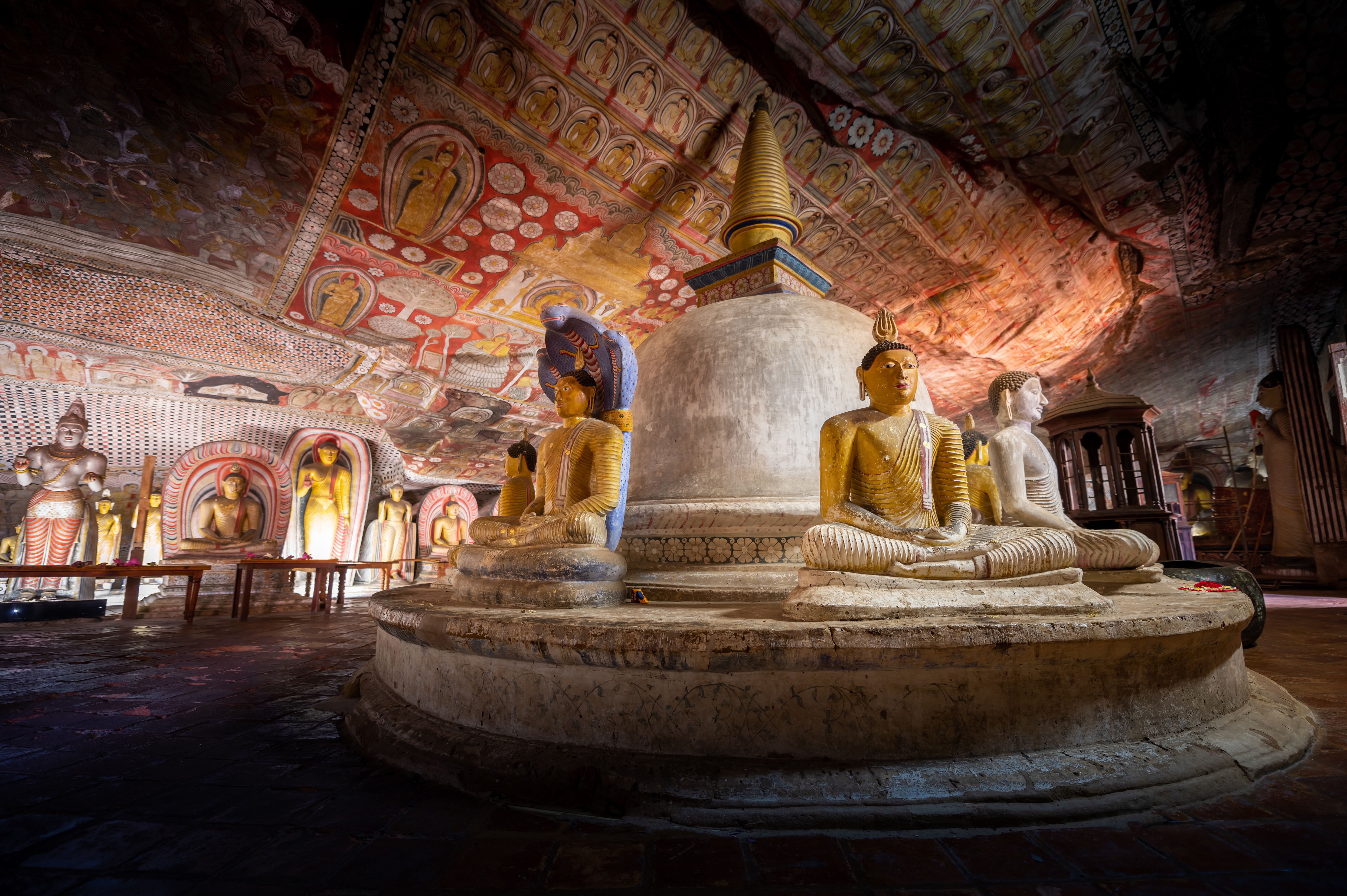 Dambulla Cave Temple et stemningsfuldt klippetempel kendt for sine farverige vægmalerier rolige Buddhafigurer og de smukt dekorerede huler der har været et vigtigt pilgrimssted i århundreder