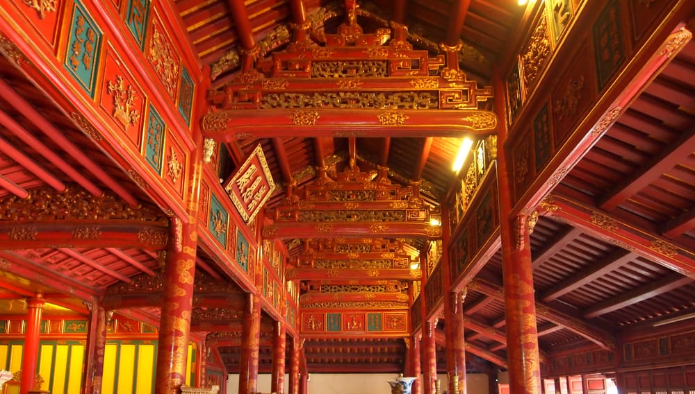 Minh Mang-mausoleet i Huế, Vietnam – et UNESCO-verdensarvssted med traditionelle bygninger og naturskønne omgivelser.