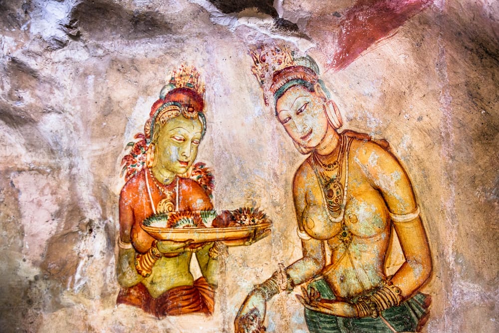 De berømte Sigiriya Maidens vægmalerierne på Sigiriya klippen som viser elegante kvindefigurer malet i levende farver og regnes for nogle af områdets mest unikke historiske kunstværker