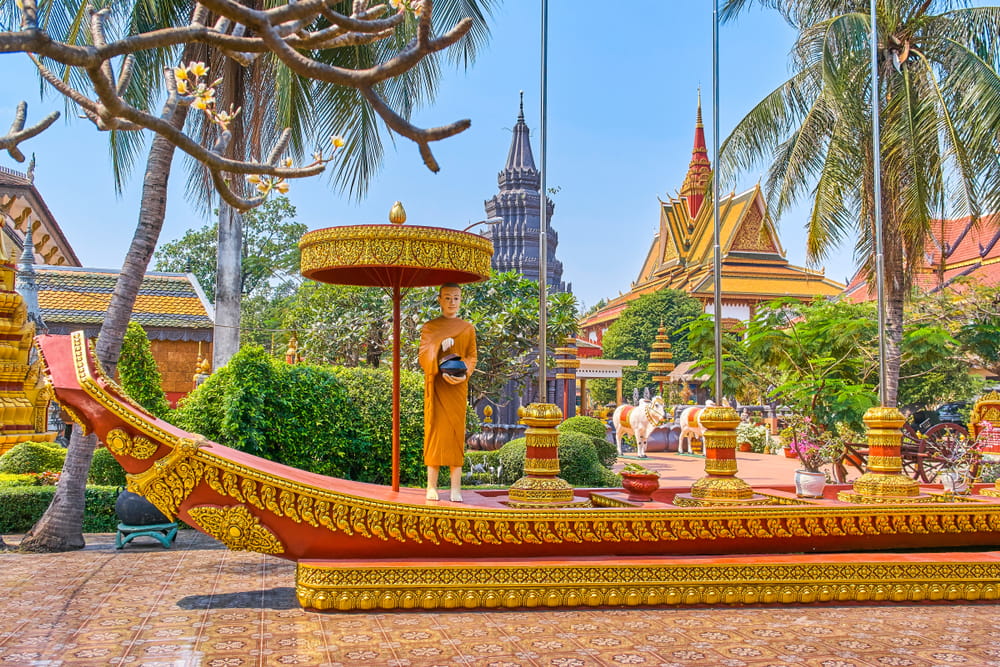 Wat Preah Prom Rath-tempel i Siem Reap, Cambodja, med farverige udsmykninger og buddhistiske statuer.