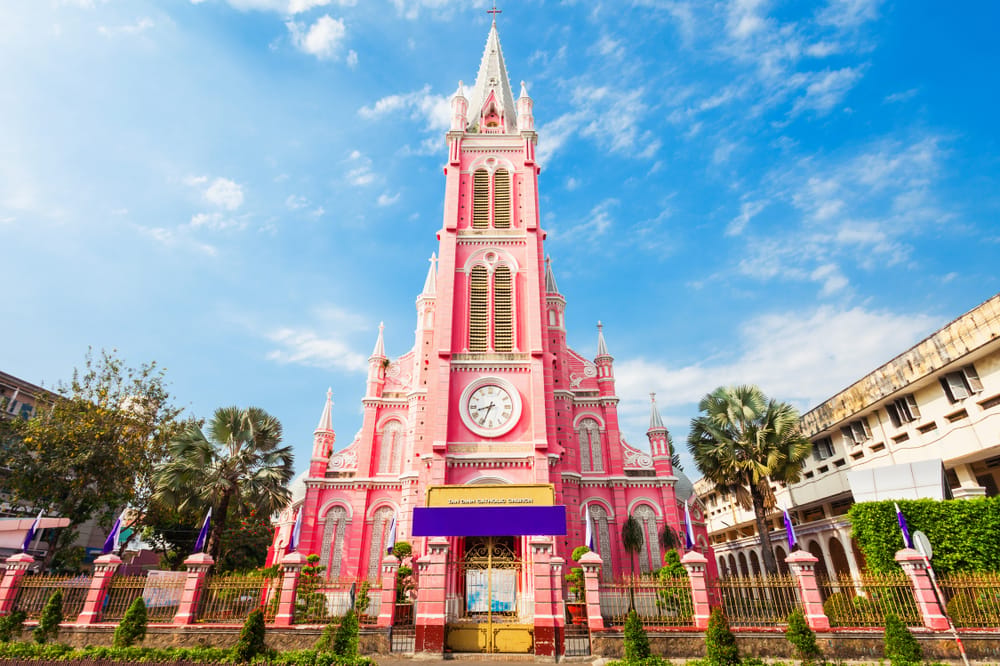 Tan Dinh-kirken i Ho Chi Minh City med lyserød facade og højt klokketårn