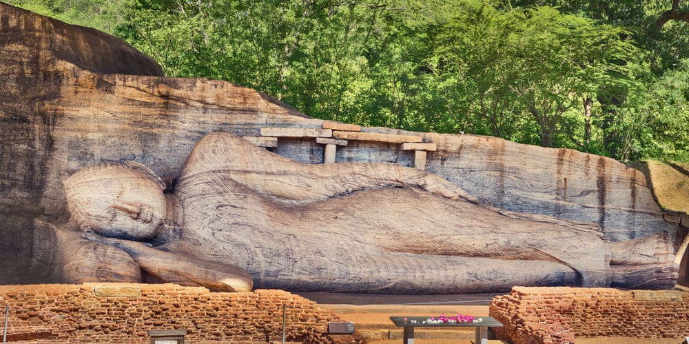 Den imponerende liggende Buddha ved Gal Vihara i Polonnaruwa et smukt udhugget klippebillede der viser Buddha i fredfyldt hvil med fine detaljer i stenarbejdet