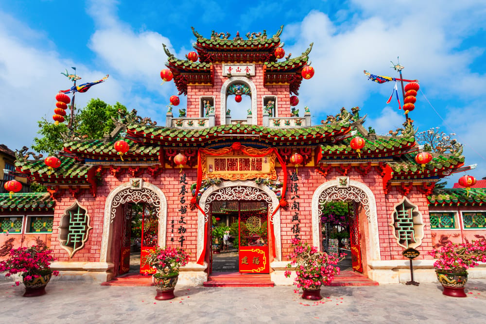 Fukian Assembly Hall i Hoi An med farverige drageudsmykninger og traditionel kinesisk arkitektur.
