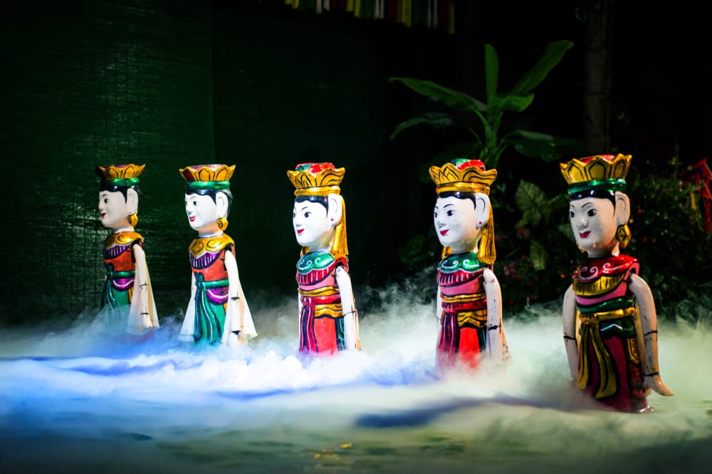 Traditionelt vietnamesisk vanddukketeater i Hanoi med farverige dukker opført på vand